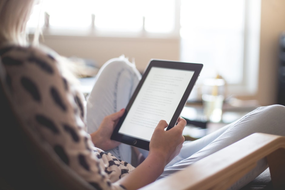 Ragazza che tiene in mano un Kindle