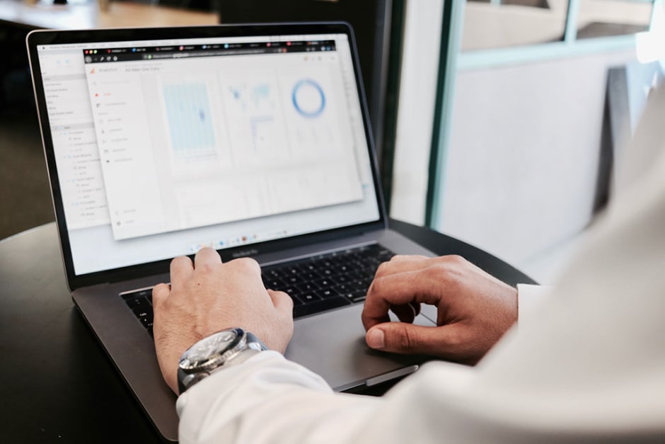 Affiliate Marketing Dashboard geöffnet auf dem Laptop eines Advertisers bezüglich aller Grundlagen und ob sich Affiliate Marketing lohnt