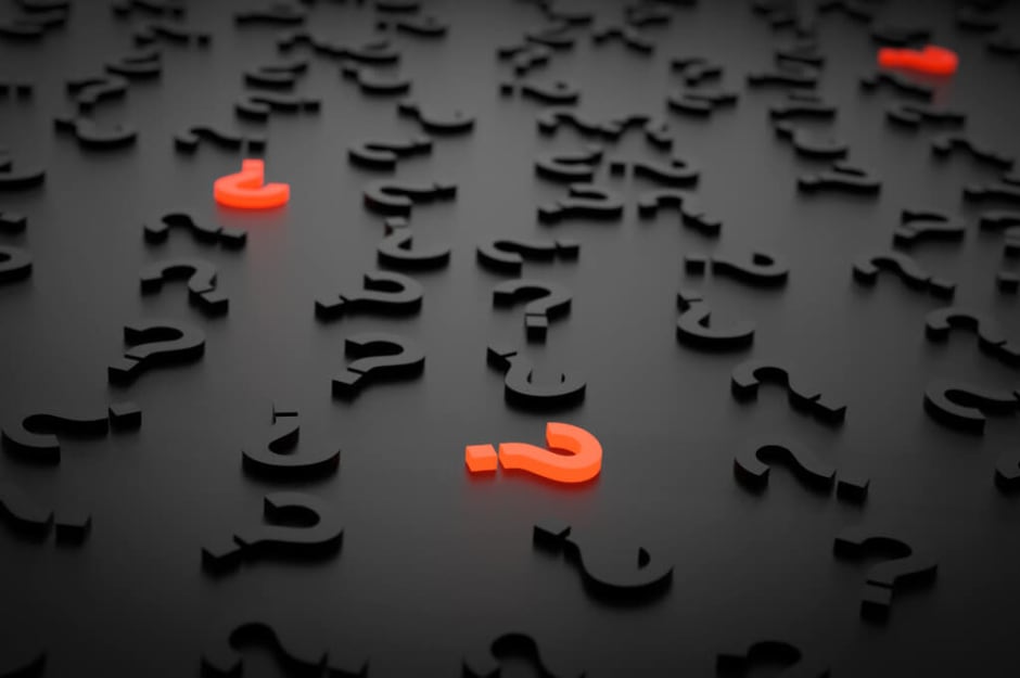 punti interrogativi neri e altri in arancione