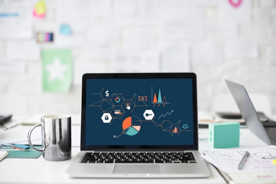 Schermo di computer su cui appaiono dei grafici