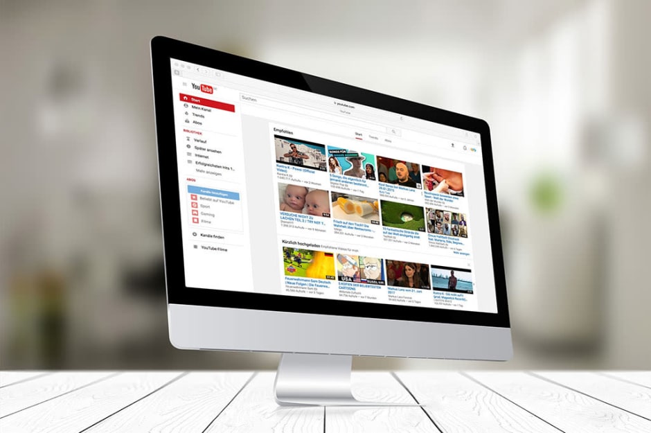 Schermo di un pc che mostra la homepage di YouTube