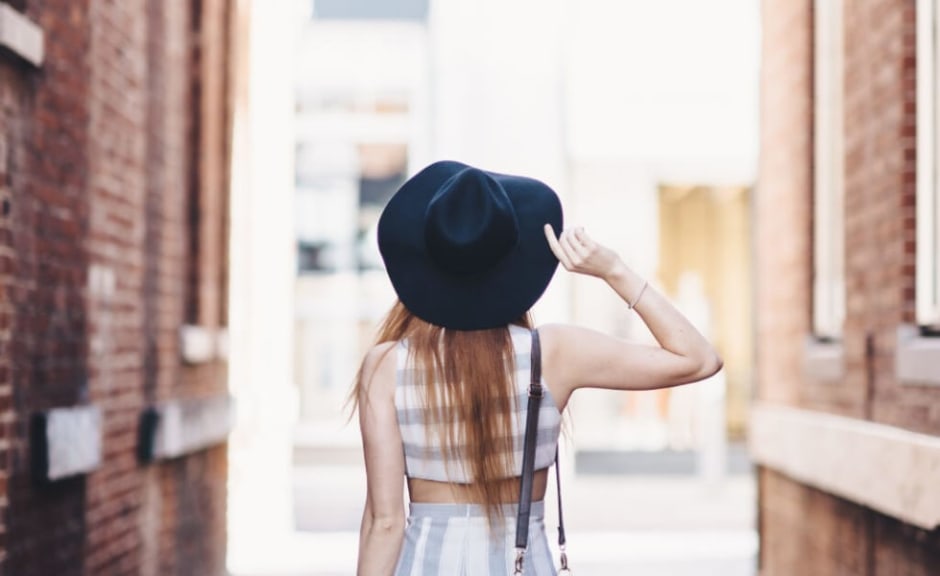 Una ragazza vista da dietro