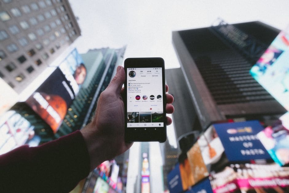 cellulare tra i grattacieli