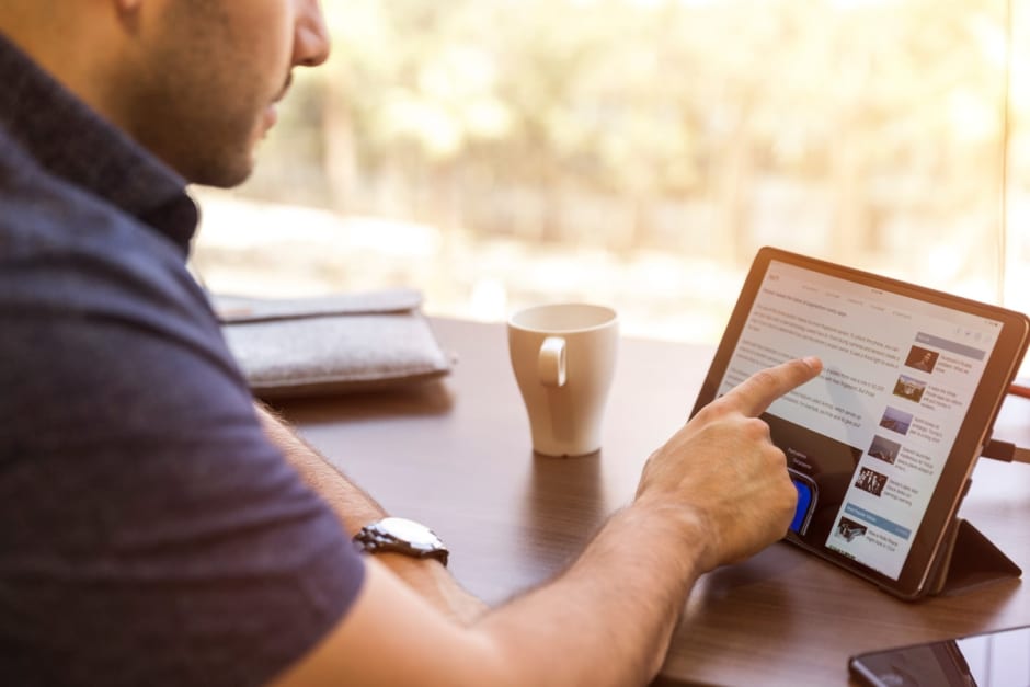 Uomo che lavora al tablet