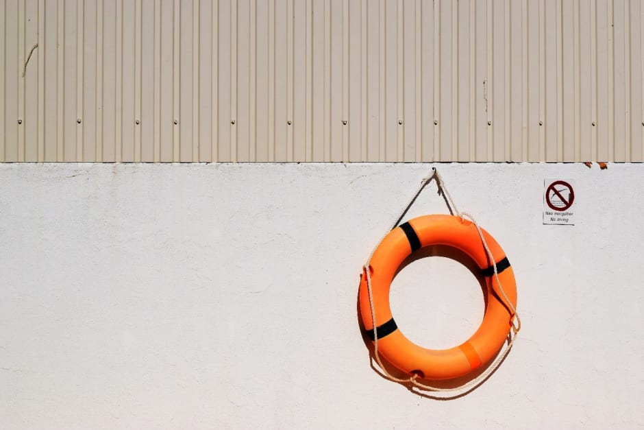 Salvagente appeso a un muro