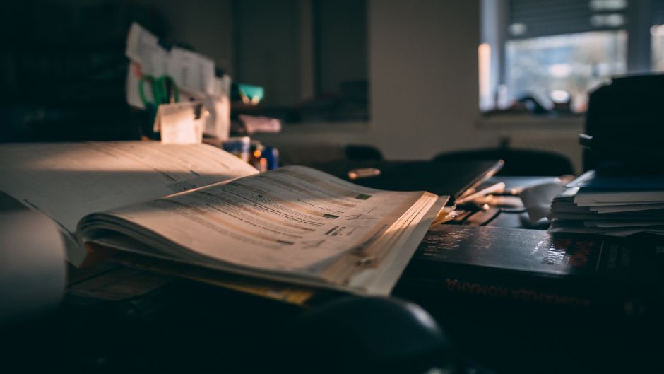Offenes Buch liegt auf Tisch