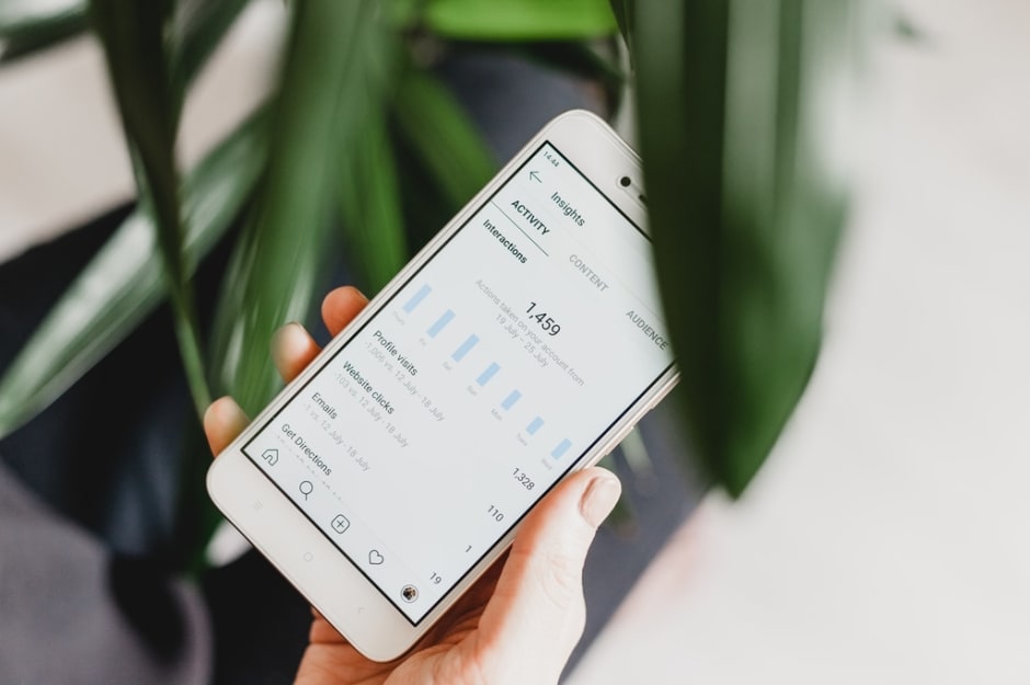 Handy, auf dem die Insights eines Accounts bei Instagram zu sehen sind passend zu Awin's Influencer Marketing guide