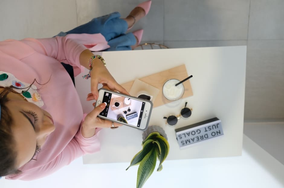 Influencerin, welche ein Bild von ihrem Kaffee macht bezüglich der Tipps von Awin, wie man als InfluencerIn durchstartet