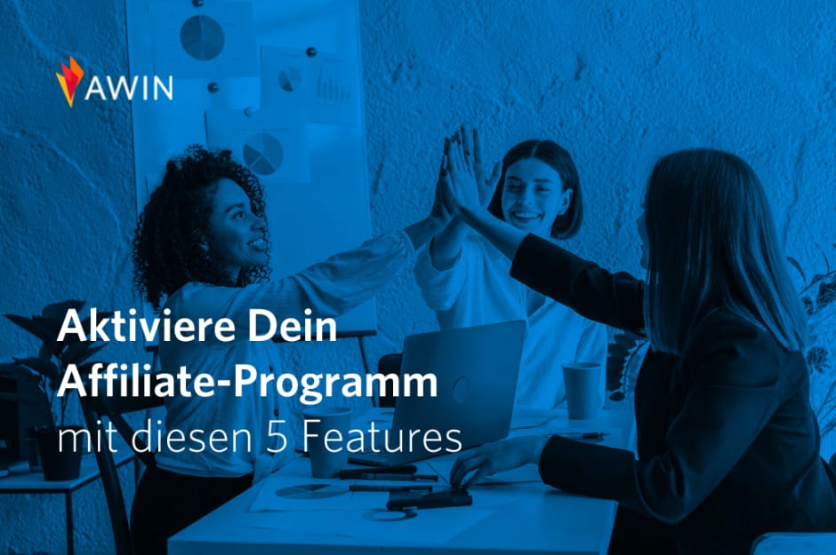 "Aktiviere Dein Affiliate-Programm mit diesen 5 Features" Text mit drei sich abklatschenden Frauen im Hintergrund