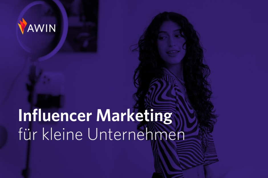 Influencerin posiert im Hintergrund, im Vordergrund steht "Influencer Marketing für kleine Unternehmen"