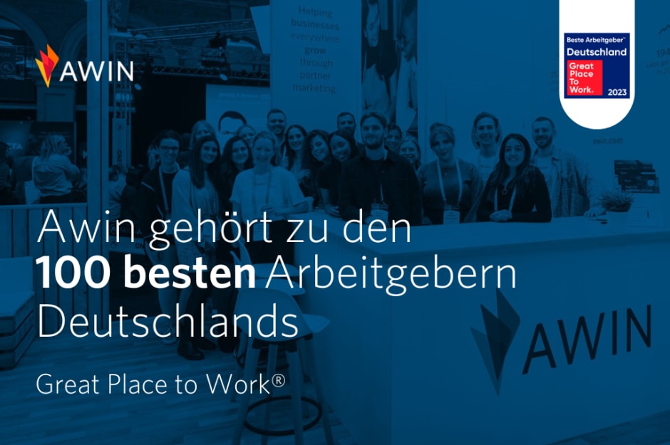"Awin gehört zu den 100 besten Arbeitgebern Deutschlands - Great Places to Work" 2023 mit MitarbeiterInnen im Hintergrund