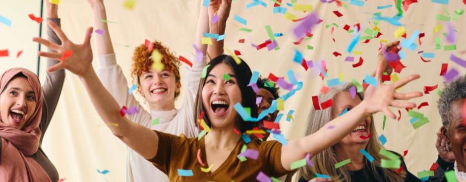 Leute feiern in Konfetti für die Global Performance Marketing Awards 2023 und Awins sieben Einträge