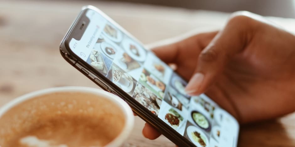 Person scrollt durch Instagram Feed und wie Subnetzwerke auf Awin helfen, mit InfluencerInnen den ROI zu optimieren