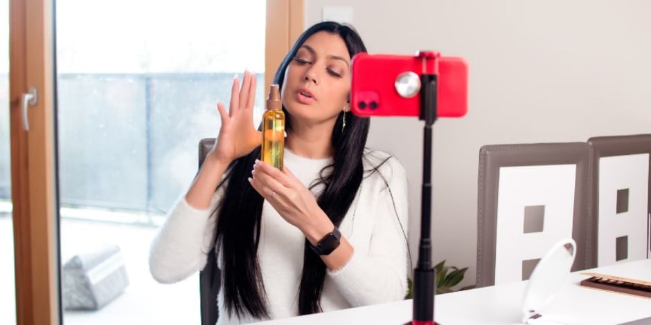 Influencer promotes a product amid Cyber Week forecast of increasing influencer marketing campaigns