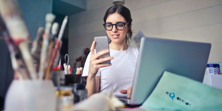 Person plant Black Friday 2023 mit Awins Marketingtipps für Kleinunternehmen