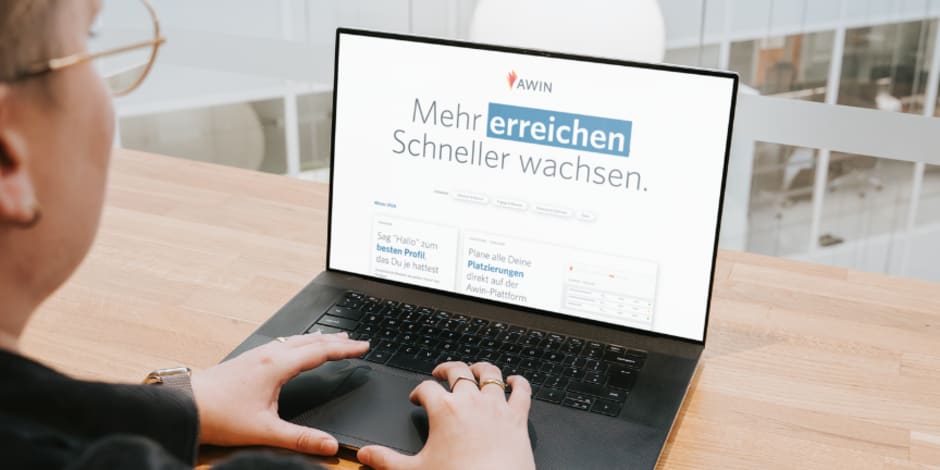 Laptop Bidlschirm, auf welchem "Mehr erreichen. Schneller wachsen." steht zu Awin's Winter Release an neuen Features
