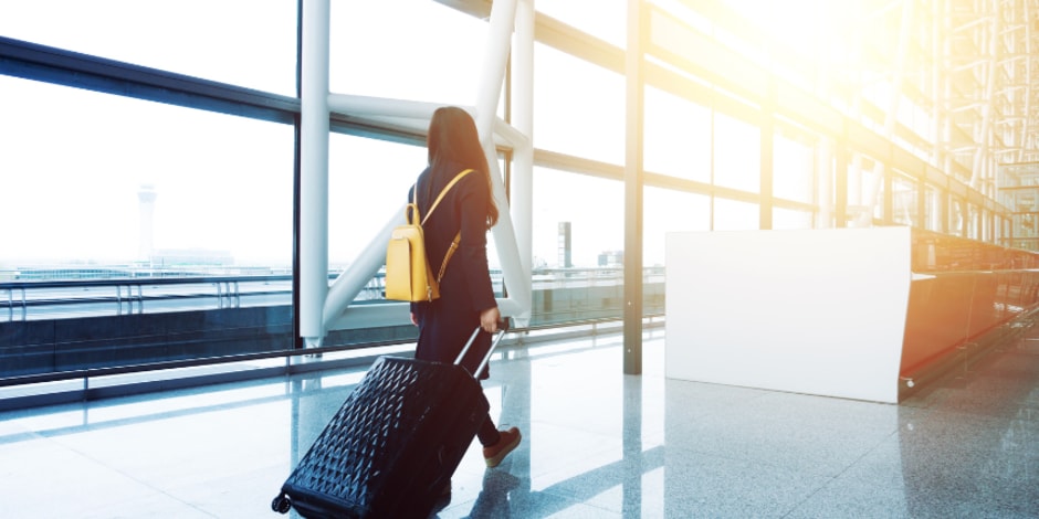 Person at the airport with their luggage for Awin presenting their "Top 10s – Travel Affiliates"
