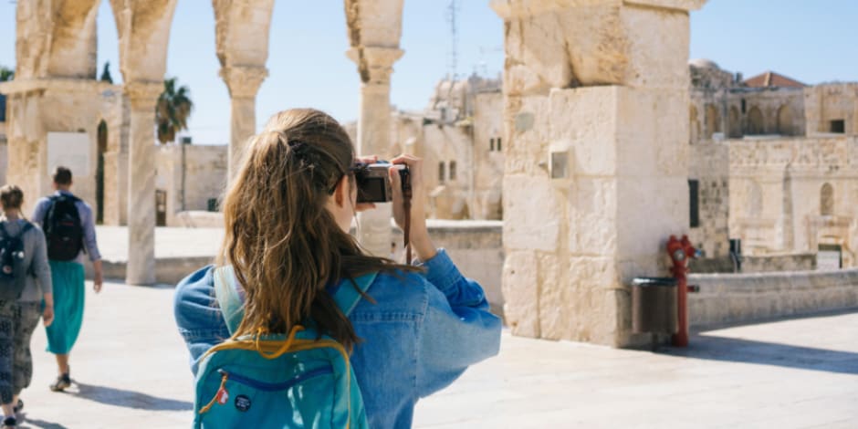 Tourist macht beim Sightseeing Bilder passend zum Aufschwung der Reisebranche 