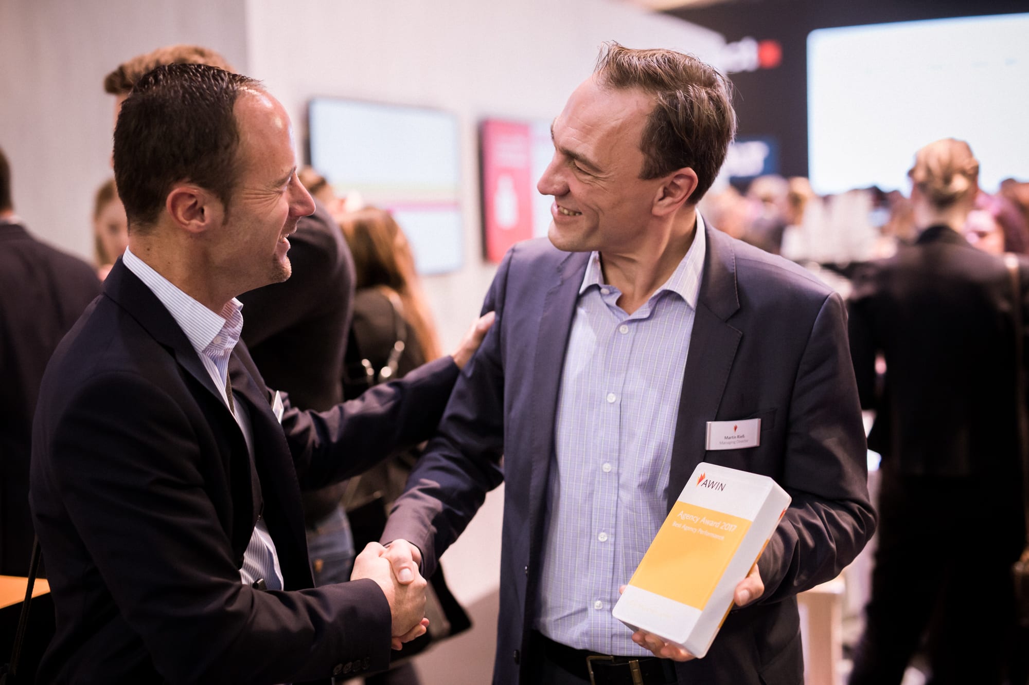 Martin Rieß überreicht den Award an Daniel Schetter