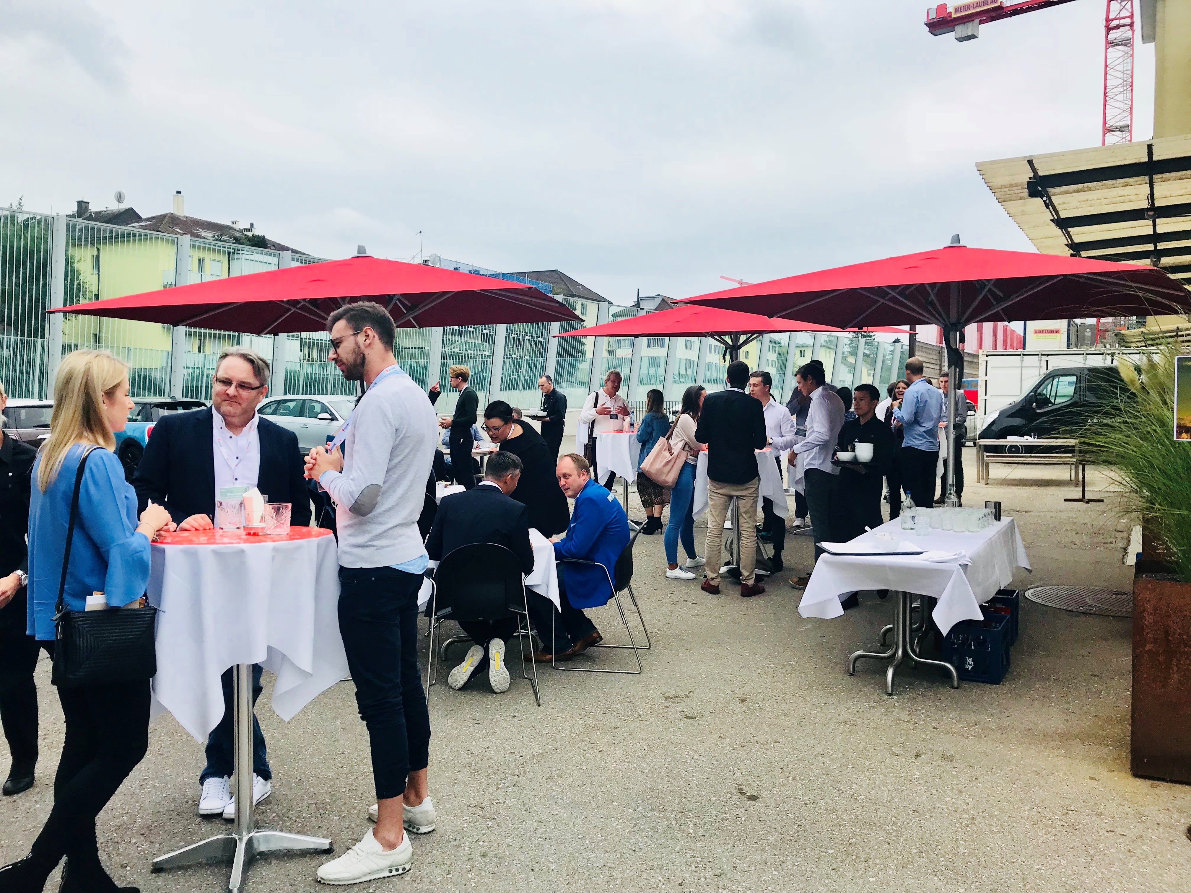 Menschen auf Terrasse