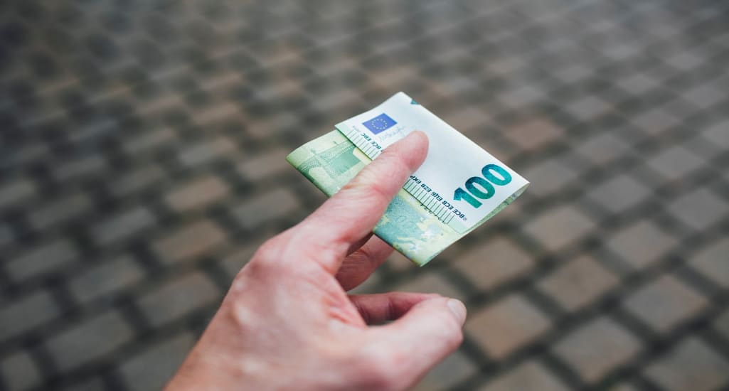 Influencer pays